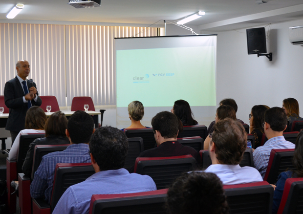 Economista_Andre_Portela_durante_palestra_na_aula_magna_do_curso_de_Monitoramento_e_Avaliacao_de_Politicas_Publicas_