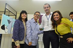 Os diretores Pablo Lira -de branco- e Sandra -de amarelo- com os artistas Angela e Lastenio